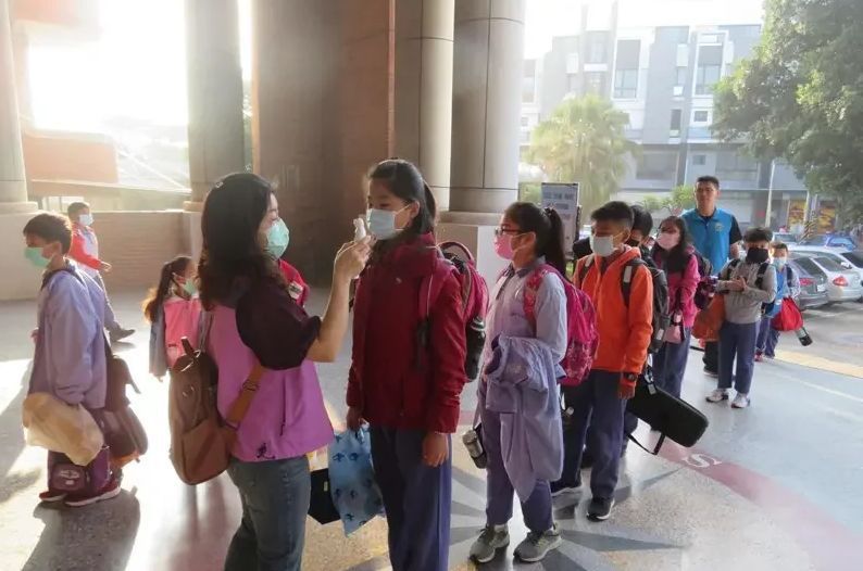 台灣連續一個月無新冠肺炎本土案例，嘉義縣長翁章梁率先宣布國中小學，即日起不硬性規定戴口罩。