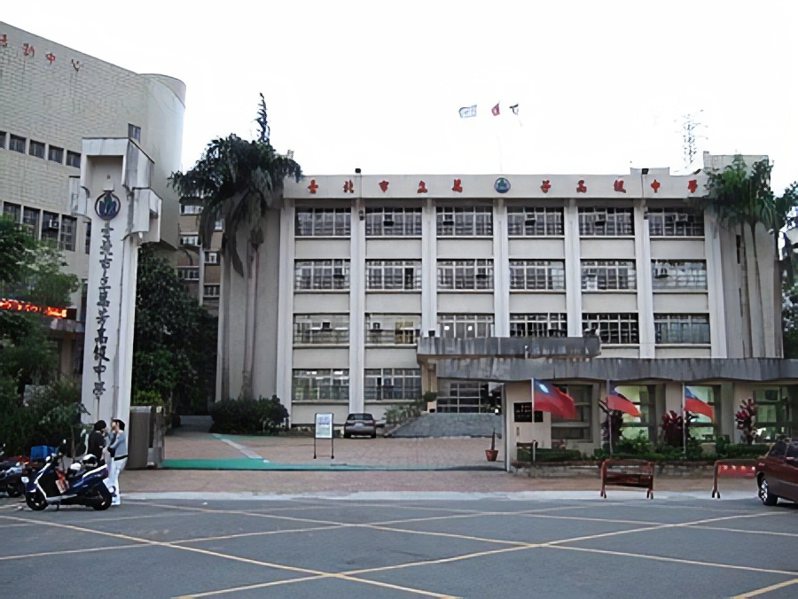 台北市萬芳高中教師甄試爆爭議， 180人僅9位進入複試，結果竟「從缺」。圖／擷取自維基百科