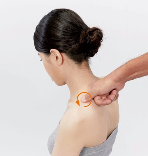 肩頸痠痛：以拇指深壓，並以逆時針方向慢慢壓揉3次。施作完，若痠痛部位無緩解，則重...