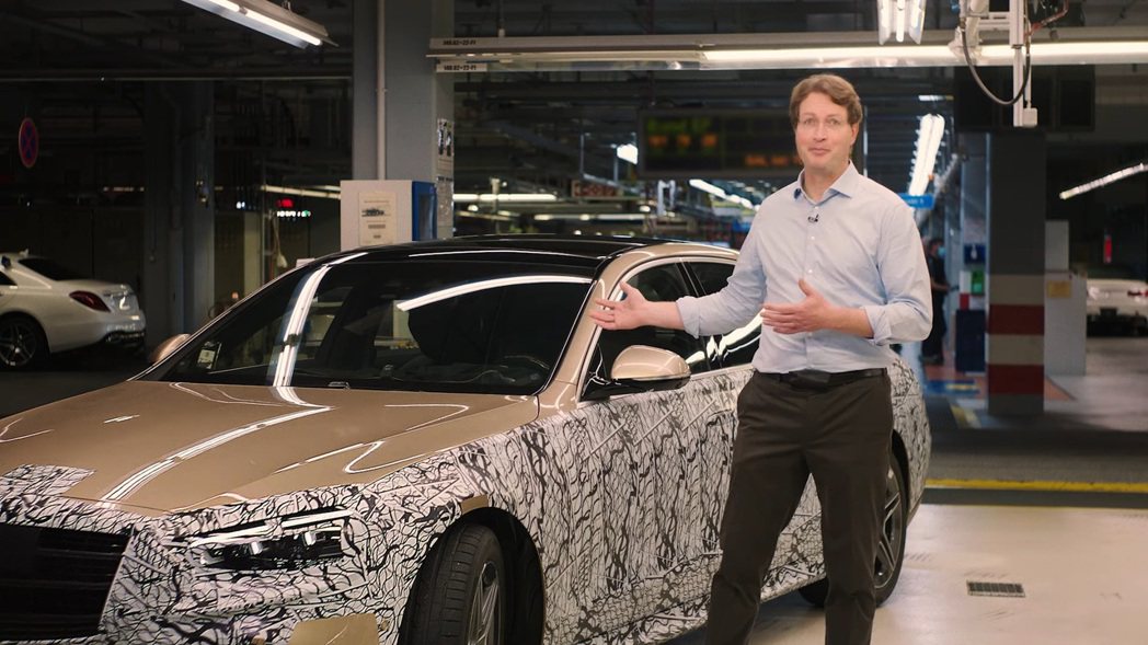 Daimler戴姆勒總裁Ola Källenius與輕度偽裝的大改款S-Clas...