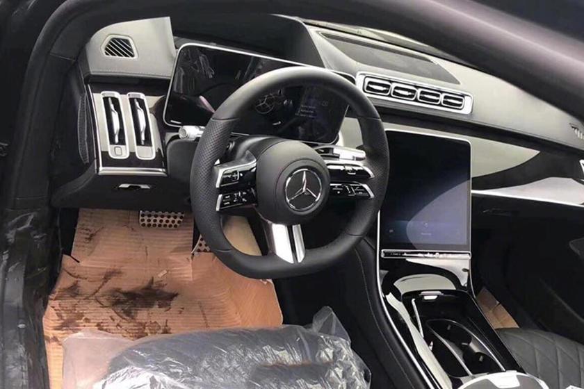 新世代Mercedes-Benz S-Class裝載尺寸頗大的中控台觸控式螢幕。 圖／截自cochespias Instagram