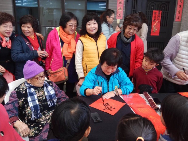 台中市議員張瀞分77歲，全身充滿元氣，她寫行草練字，安心靜氣降血壓。