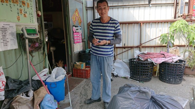 台南市資源回收商顏慶和辛苦了20多年，現在以做環保、服務社區的心情來經營回收站。...