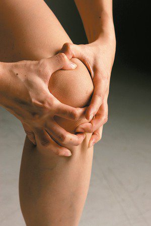 退化性關節炎可能會膝蓋無力，甚至寸步難行、站立困難。跑步是否傷膝蓋，目前醫界還沒...