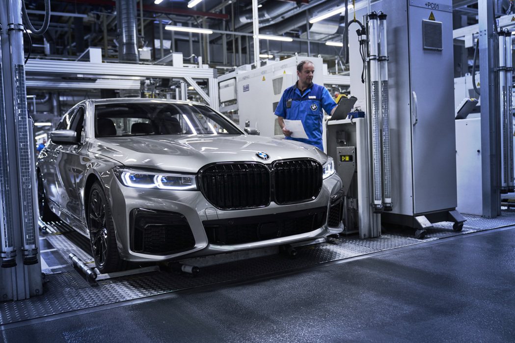 近日有外媒指出BMW打算在今年秋季於歐洲市場率先停售配置V12引擎M760i/M...