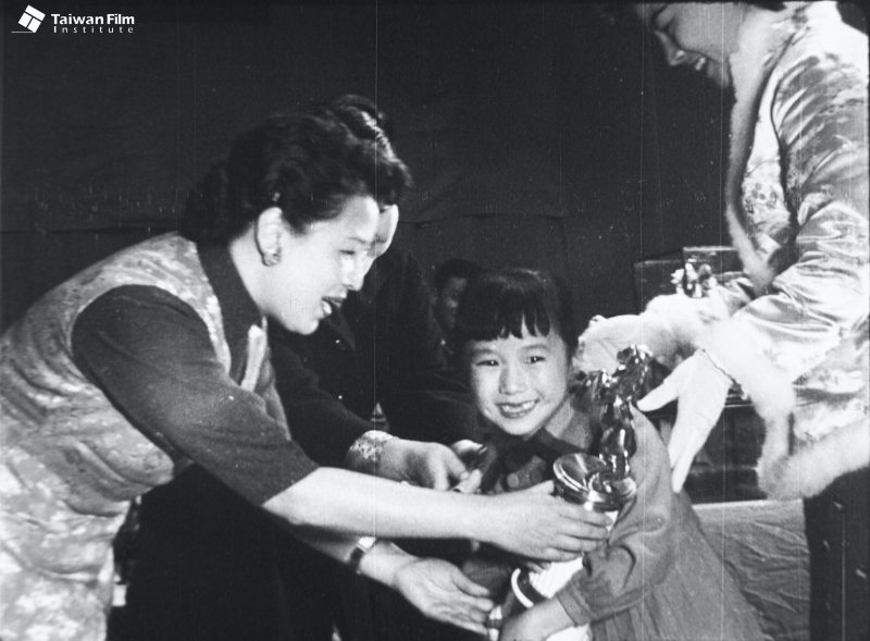 1957年第一屆台語片影展。頒獎者為評審林海音，受獎者為最佳童星獎得主黃慧書小妹妹。 圖／財團法人國家電影中心典藏