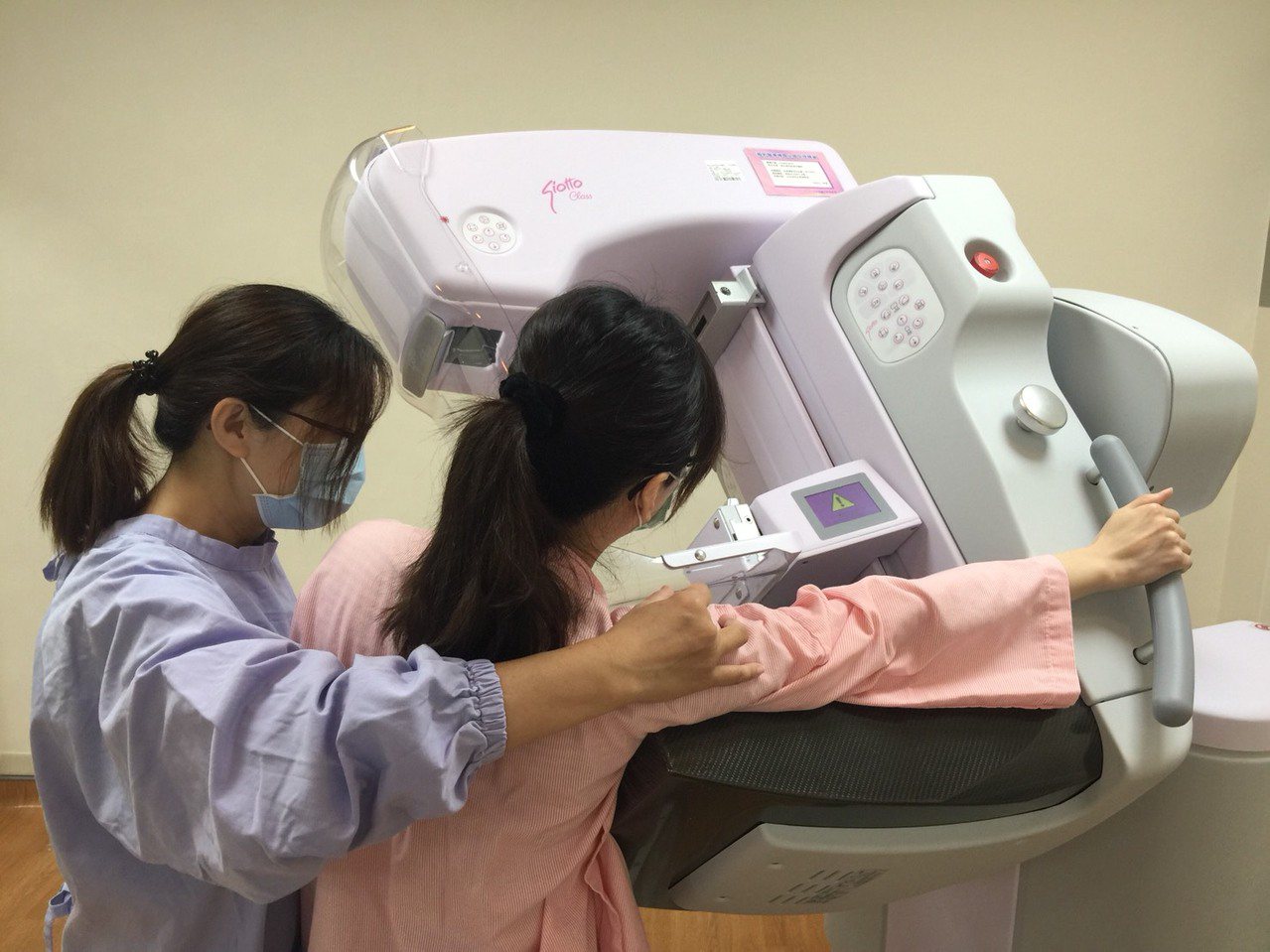 南投醫院引進新型乳房攝影儀，能有效發現早期乳癌，減少檢查時的疼痛感。圖／南投醫院提供