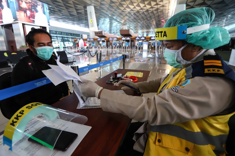 印尼商界認為，過早解除旅行禁令可能只會適得其反，延長經濟復元時程。圖為首都雅加達機場僅有少數旅客搭機。新華社