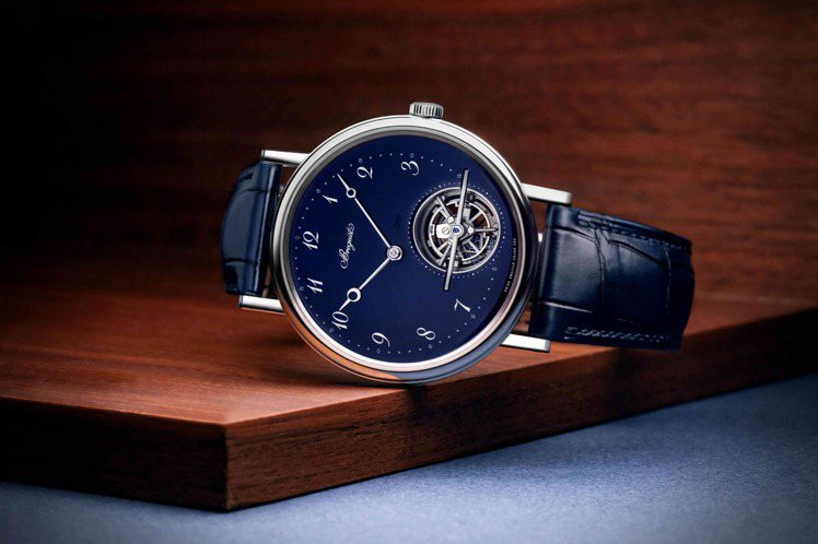 專賣店限定的Classique 5367超薄自動上鍊藍色大明火琺瑯腕表，陀飛輪框架並具備寶璣的隱藏式簽名。圖 / Breguet提供。