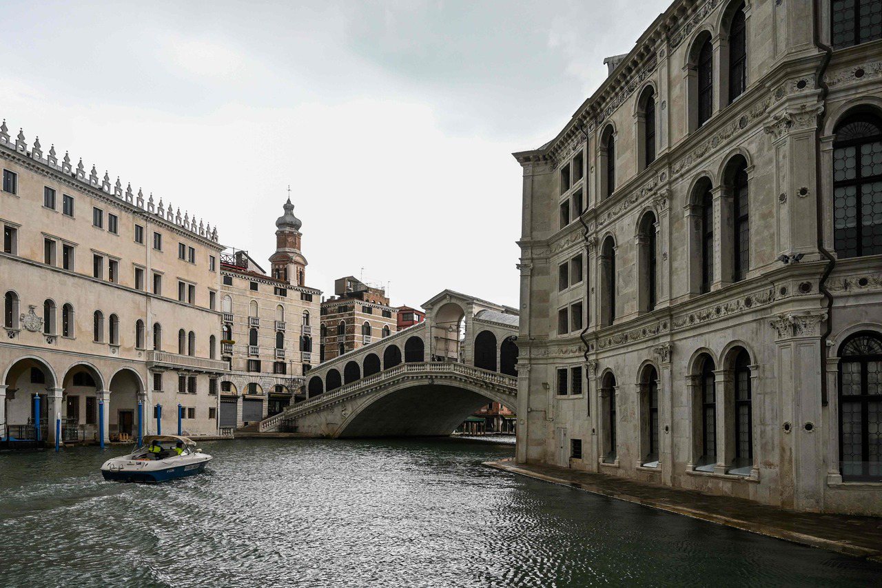 義大利威尼斯大運河在疫情期間空蕩蕩。法新社