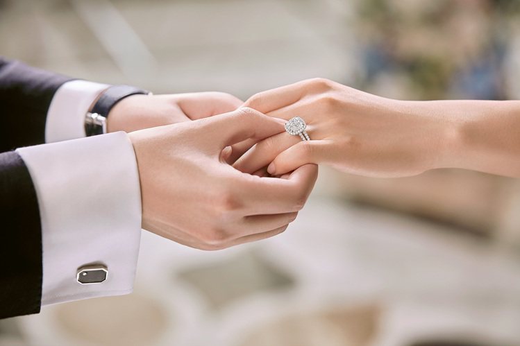 而因應六月幸福婚潮，Harry Winston推出The One訂婚系列推出多款鑽石婚戒與頂級鑽，預約幸福盟誓一刻。圖 / Harry Winston提供。