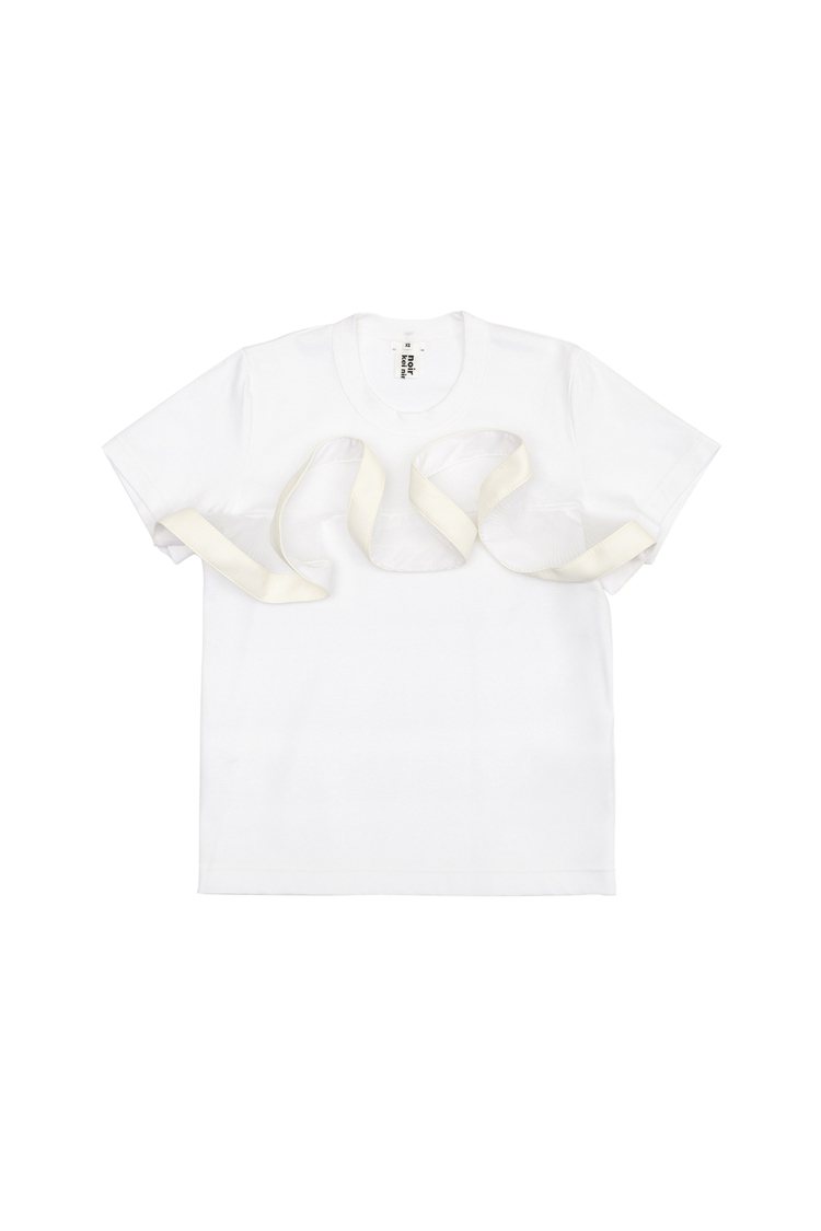 Comme des Garcons Noir裝飾波浪白色T恤，10,200元。圖／團團選品提供