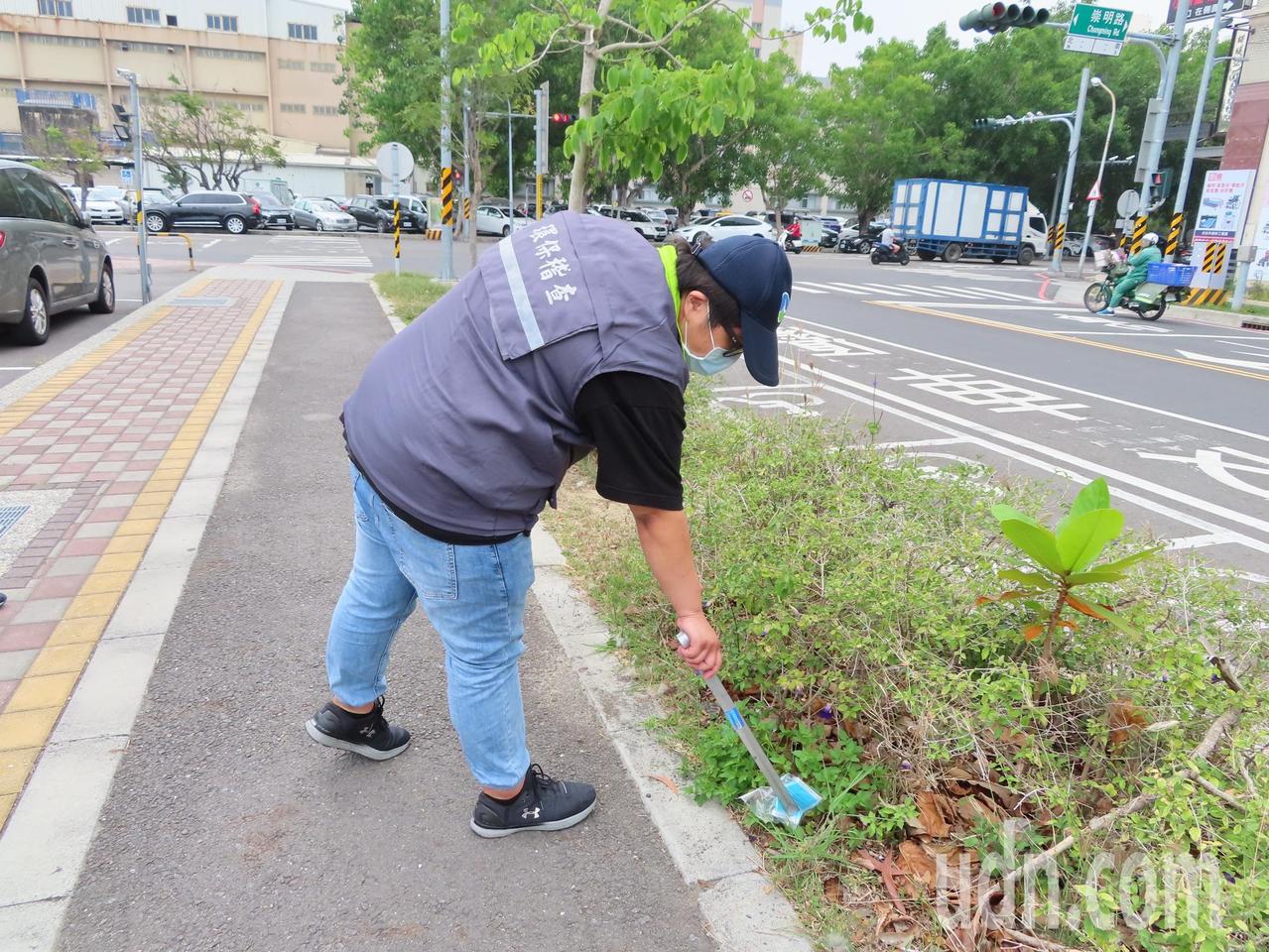 台南市環保局加強稽查與清理，兩個月內掃出2517個口罩。圖／台南市環保局提供
