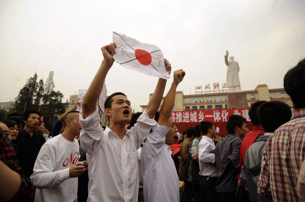 圖為2010年中國的反日抗議，後方可見毛澤東雕像。 圖／法新社