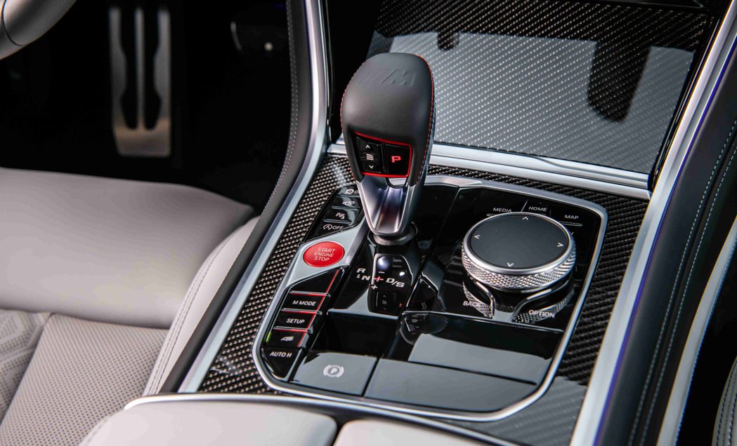 BMW X6 M採用Drivelogic三段換檔邏輯，緊密順暢的換檔反應提升行駛...