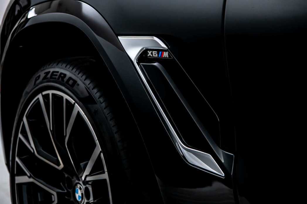 BMW X6 M車側鰓狀導流氣孔提升高速行駛時的穩定性。