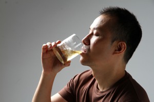 坊間解酒偏方多，但醫師們強調，最好的解酒方式就是「不過量飲酒、多喝水」。圖／聯合報系資料照片