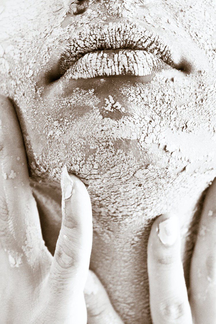 泥狀面膜，容易導致整片面膜乾燥而導致皮膚不適，想要延長敷臉時間，記得使用保濕噴霧。圖／摘自 pexels