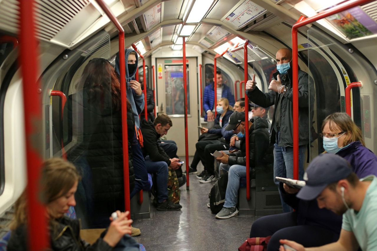 倫敦地鐵14日傍晚尖峰時間坐滿乘客。法新社
