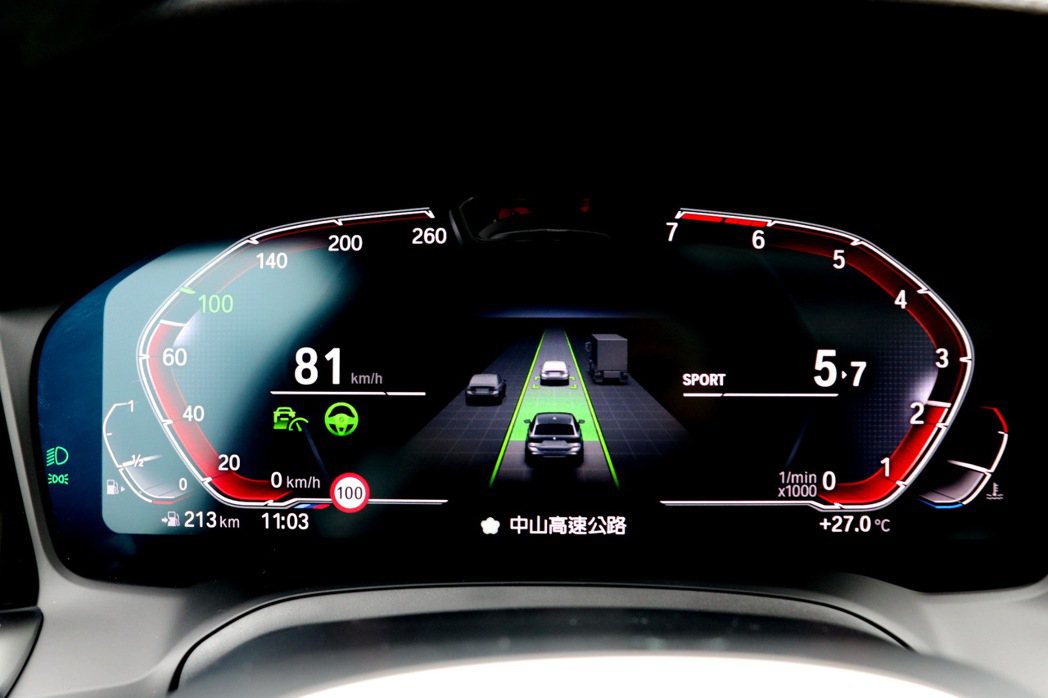 「道路虛擬實境顯示」功能則可辨別車外四周車輛的種類。 記者陳威任／攝影