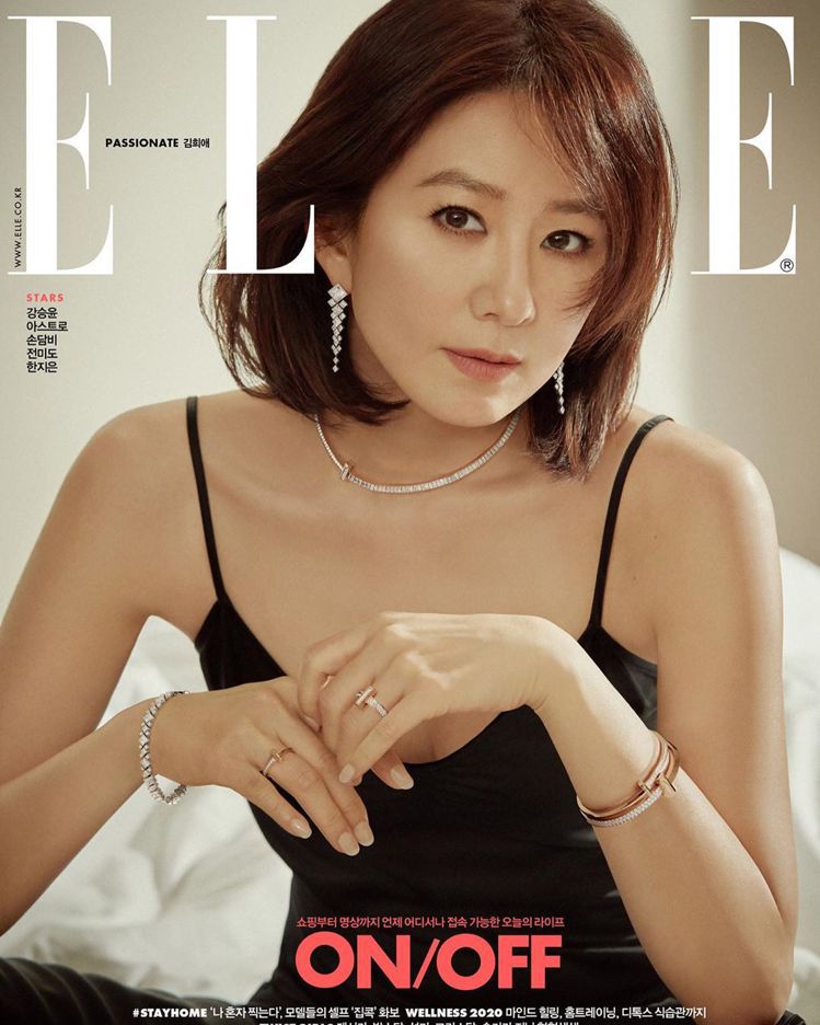 金喜愛登上6月份韓國版《ELLE》，以純黑細肩帶搭襯Tiffany&Co...
