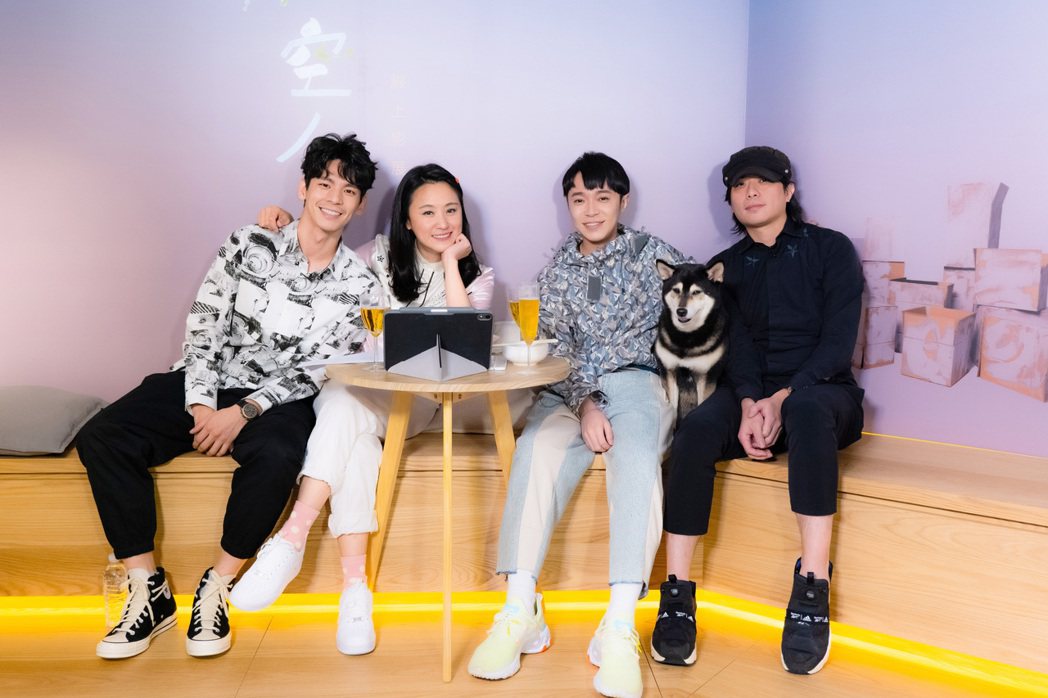 林柏宏（左起）、主持人海裕芬、吳青峰和導演陳映之直播陪粉絲看MV。圖／環球提供