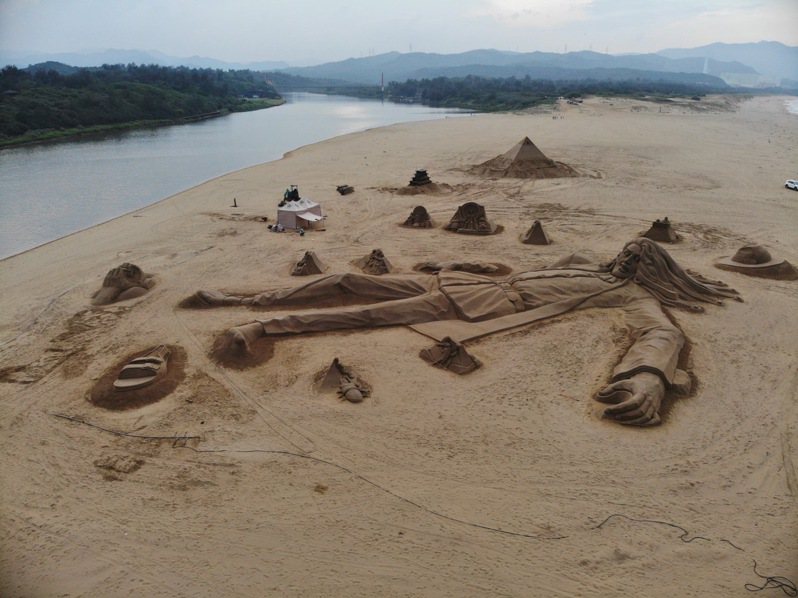 2020福隆沙雕藝術季主題是「巨人的夢遊世界」，廣闊的沙灘浮現55公尺長的巨人沙雕，視覺效果驚人。記者邱瑞杰／翻攝