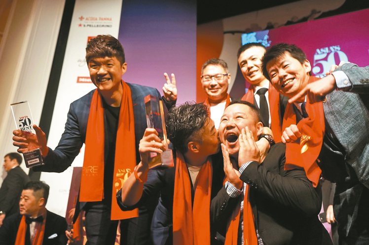 MUME去年奪得亞洲50最佳餐廳第七名，林泉(中左)激動在台上親吻主廚Long(中右)。 圖／聯合報系資料照片