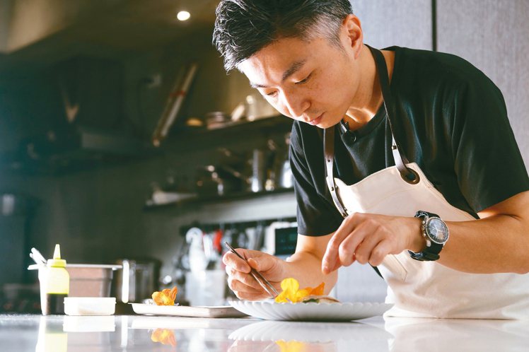 製作料理時，林泉秉持「食材優先」理念。 記者陳立凱／攝影