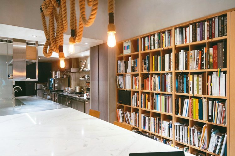 林泉設立的Studio內擺著滿滿書籍。記者陳立凱／攝影