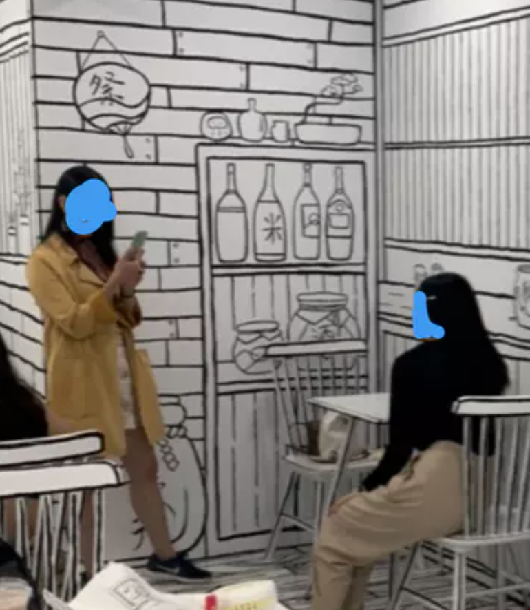 網友指出這兩位陌生女子趁著她與友人離席期間，擅自佔了她們的位置並跟桌上的蛋糕合照。圖擷自Dcard