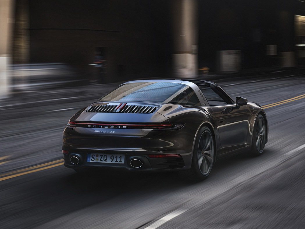 全新911 Targa 4S則具備450 PS（331 kW）的強悍動力，較前世代多出了30 PS（22 kW）於2,300 - 5,000 rpm之間，最高扭力530 Nm較前世代車型高出30 Nm。 圖／Porsche Taiwan提供
