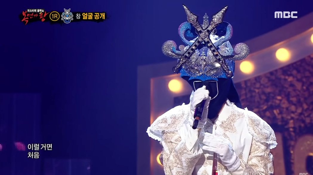沈恩宇在「蒙面歌王」中登台獻唱。圖／擷自YouTube