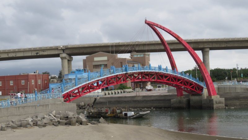 苗栗縣苑港漁港彩虹景觀橋是重要地標，又有情人橋之稱。 圖／范榮達 攝影