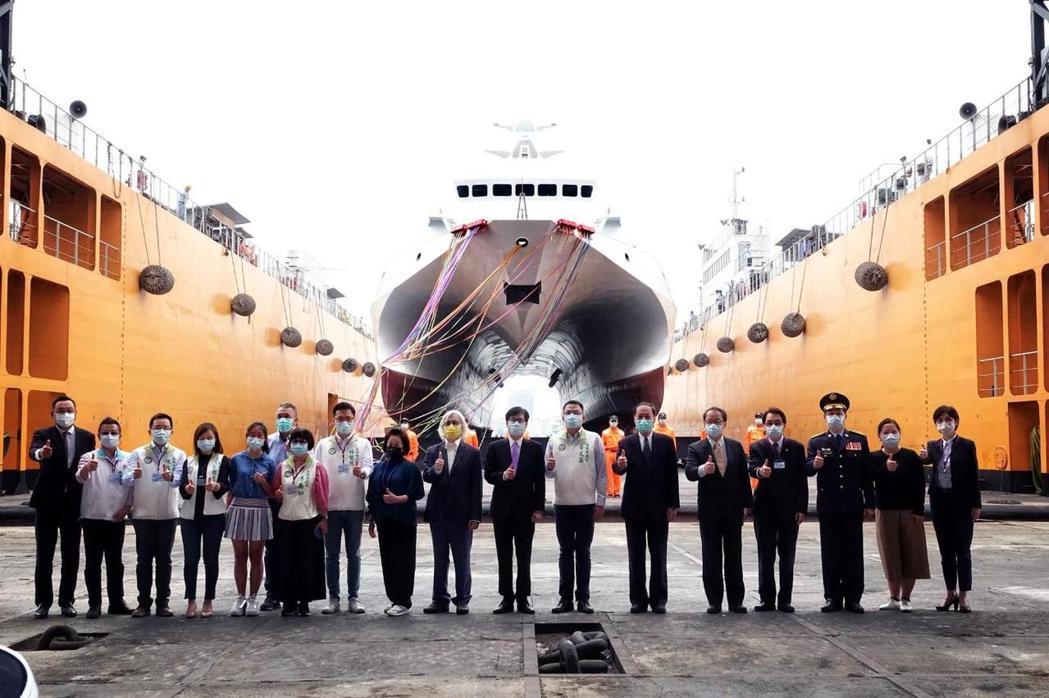 2020年4月27日，行政院副院長陳其邁主持CG601安平艦下水典禮。 圖／海巡署