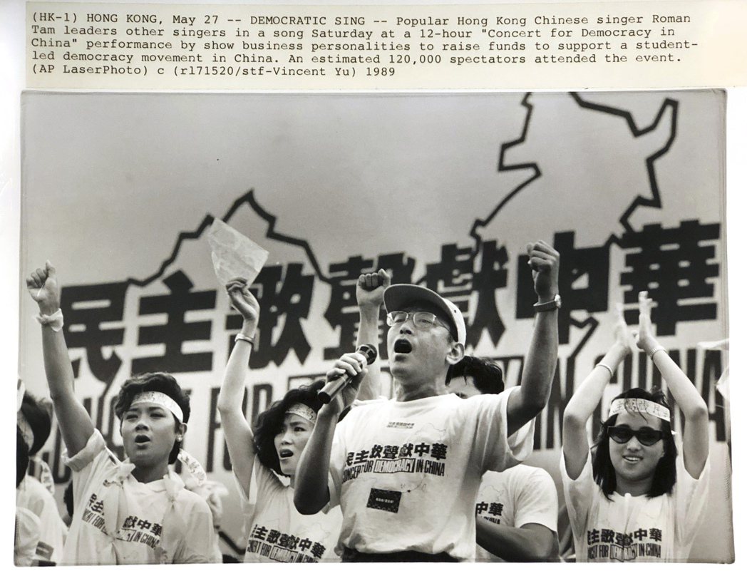 1989年5月27日，香港傳奇歌手羅文，帶領一票香港藝人為仍聚集在天安門廣場的北...