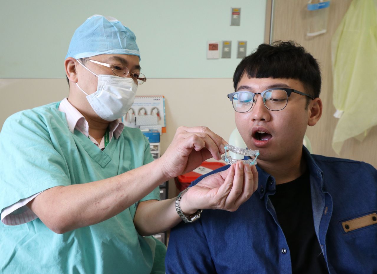 醫師廖明德（左）提醒，止鼾矯正牙套就和眼鏡一樣，需要長期配戴治療，並配合定期回診觀察，效果才會明顯。圖／亞大醫院提供