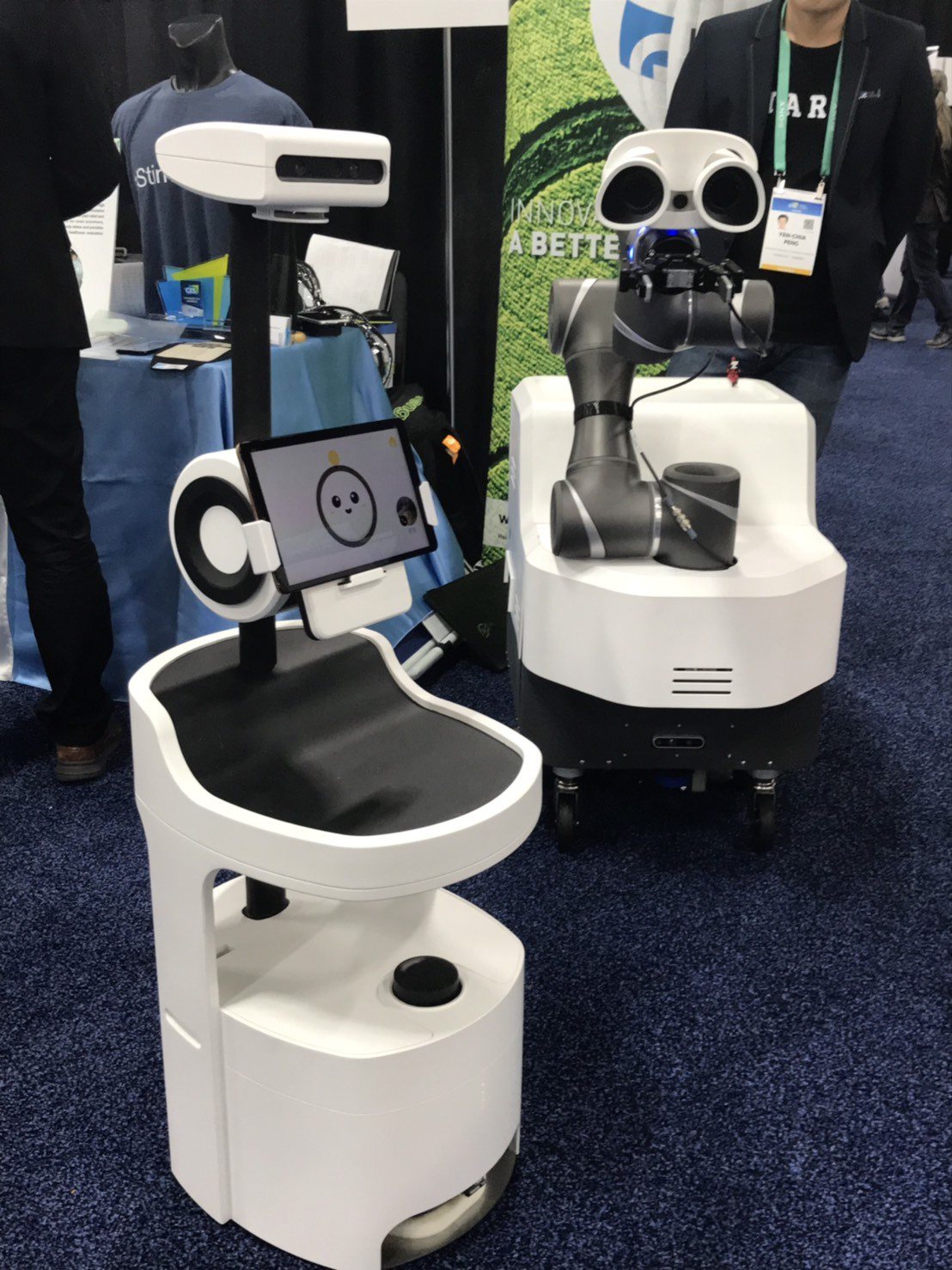 工研院在美國消費性電子展，展出PECOLA照護機器人（左），以及行動手臂式機器人...