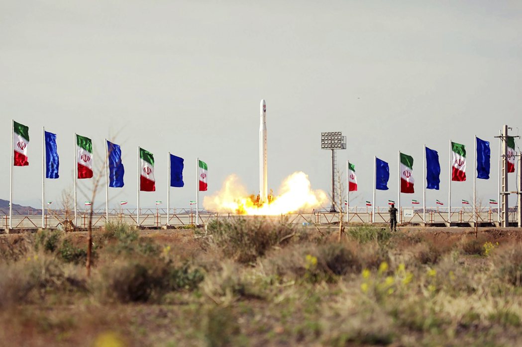 4月底，伊朗發射第一枚軍事衛星，讓美國國務卿龐佩奧大為不快。 圖／美聯社