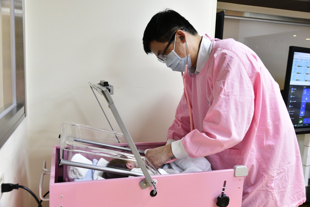嘉義縣大林慈濟醫院產後護理之家一名新生兒因先天性斜頸症需至復健科進行復健治療。圖／大林慈濟醫院提供