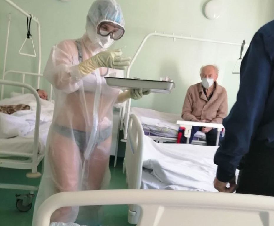 女護士當日防護衣下僅穿內衣照顧病人，一名戴口罩男子緊緊盯著她。（Instagram圖片）