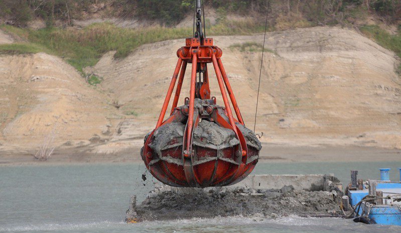 台南曾文水庫在枯水期以抓泥船清除水庫淤積。圖／南水局提供