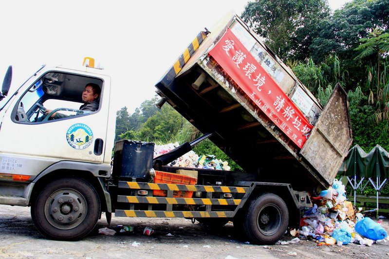 玉山塔塔加遊憩區每月將產生3公噸的垃圾，需由垃圾子車送至27公里外的阿里山垃圾轉站處理。圖／玉管處提供