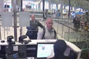 渉嫌協助日產公司前執行長高恩偷渡離開日本的前綠扁帽成員泰勒（中）及黎巴嫩特種部隊前成員扎耶克。圖為兩人去年12月30日在土耳其伊斯坦堡機場被拍到的影像。美聯社