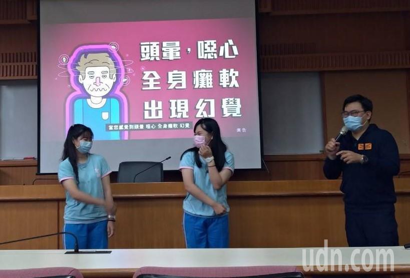 台南市警局犯罪預防科前往校園進行如何辨別學生染上毒癮癥兆宣導。圖／台南市警局提供