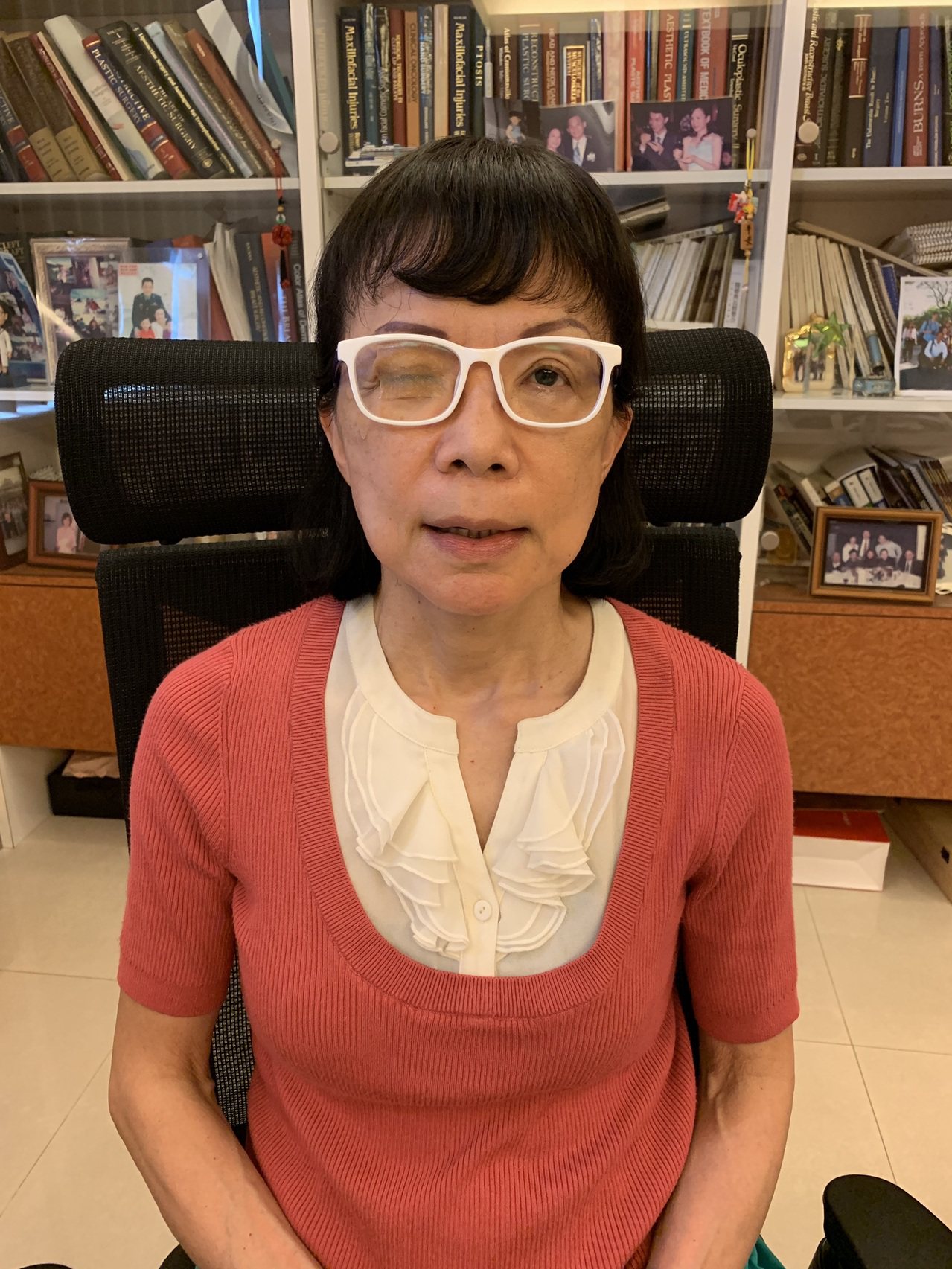 整形外科醫師林靜芸長年為乾眼症所擾，她表示，患側以人工皮貼住可以保持水分，並減少磨擦，對改善乾眼也有幫助。

圖／林靜芸提供