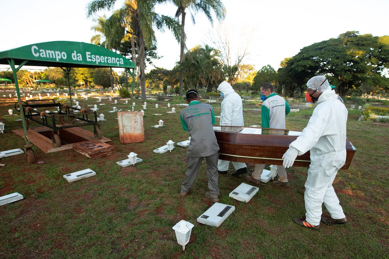 巴西恐淪為全球第二重疫區，圖為病逝患者被移至墓地。(歐新社)

