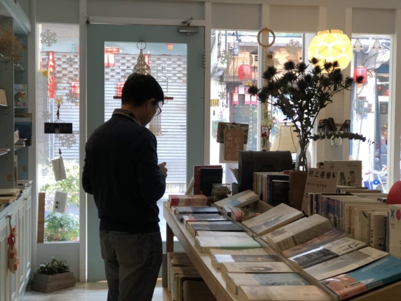 林秀惠在金門開設的書店相當溫馨，有家的感覺，是不少出外人消磨時光的好地方。 圖／...