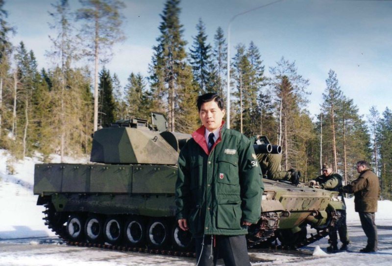黃俊麟過去從事軍職，2002年在奧地利輕戰車測試場。 圖／黃俊麟提供