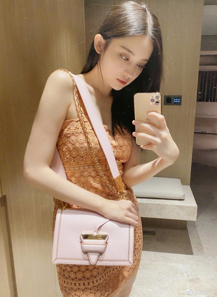 古力娜扎以驚天瘦的身形搭襯冰粉櫻花色LOEWE Barcelona Soft Bag。圖／取自官方微博